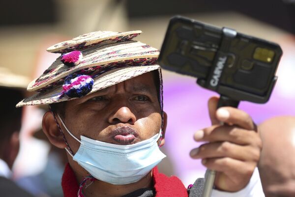 رجل من سكان ميساك من السكان الأصليين يتخذ وضعية أثناء التقاط صورة سيلفي، أثناء احتجاجات مناهضة للحكومة، أثارته الاقتراحات في رفع الضرائب على الخدمات العامة والوقود والأجور والمعاشات التقاعدية في بوغوتا، كولومبيا 2 يونيو 2021 - سبوتنيك عربي