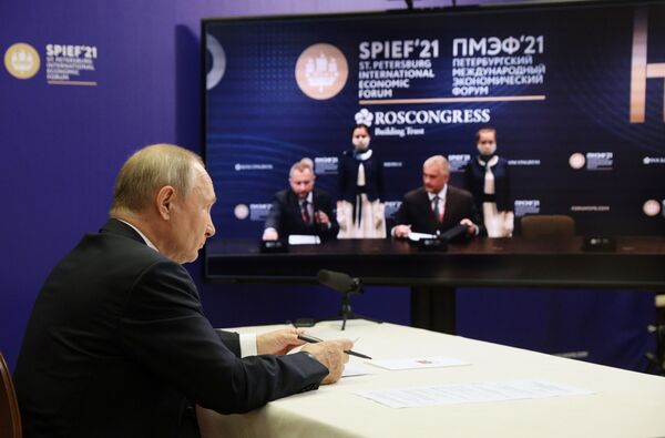 الرئيس الروسي فلاديمير بوتين في منتدى سان بطرسبورغ 2021، 3 يونيو 2021 - سبوتنيك عربي