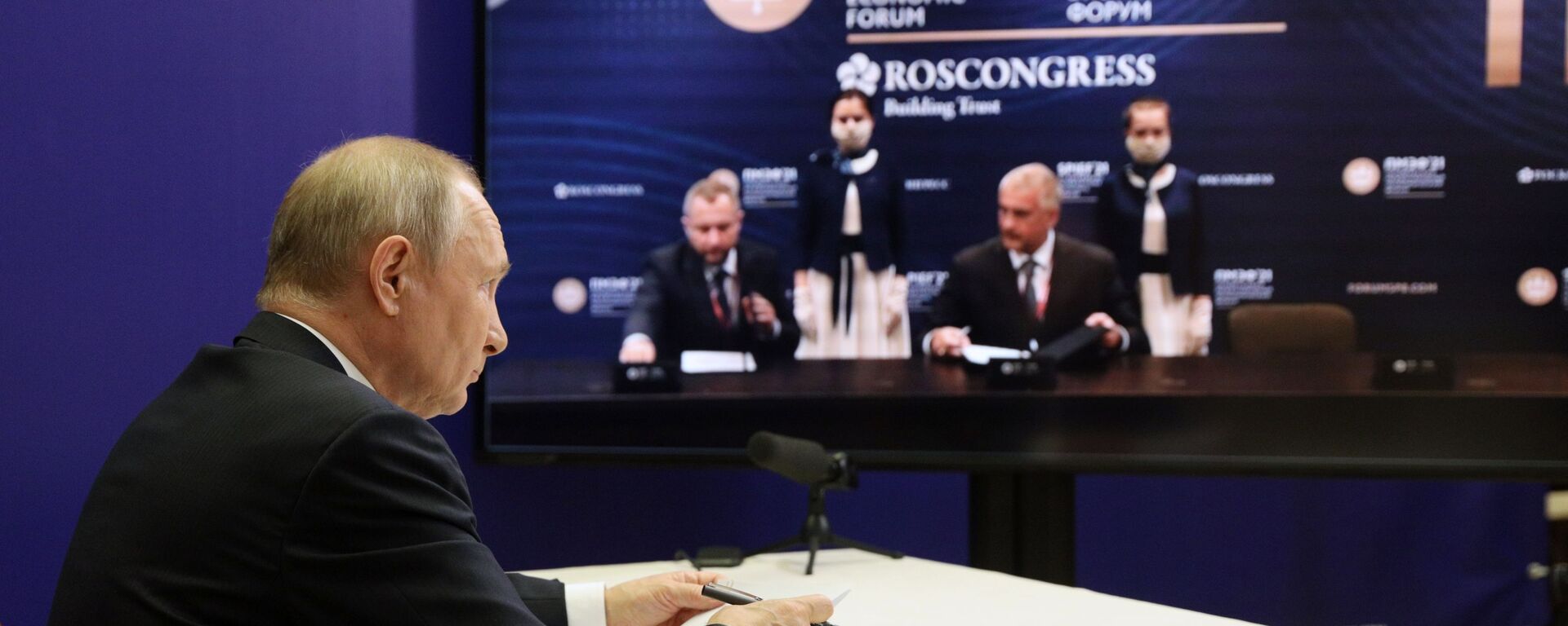 الرئيس الروسي فلاديمير بوتين في منتدى سان بطرسبورغ 2021، 3 يونيو 2021 - سبوتنيك عربي, 1920, 07.06.2022