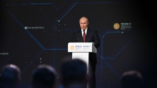 الرئيس الروسي فلاديمير بوتين في منتدى سان بطرسبورغ 2021، 4 يونيو 2021 - سبوتنيك عربي