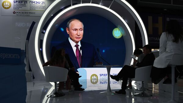 الرئيس الروسي فلاديمير بوتين في منتدى سان بطرسبورغ 2021، 4 يونيو 2021 - سبوتنيك عربي
