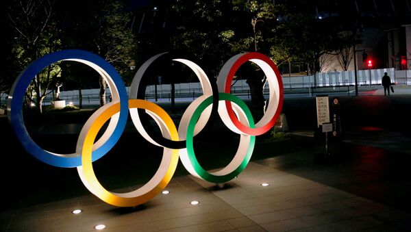 الحلقات الأولمبية أمام الملعب الوطني في طوكيو باليابان في 22 يناير/ كانون الثاني 2021 - سبوتنيك عربي
