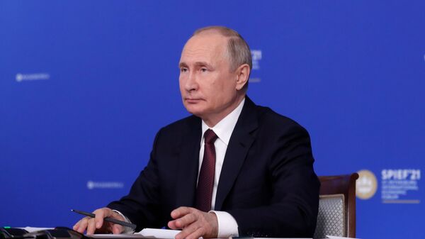 الرئيس الروسي فلاديمير بوتين خلال المنتدى الاقتصادي الدولي سانت بطرسبورغ 2021 - سبوتنيك عربي