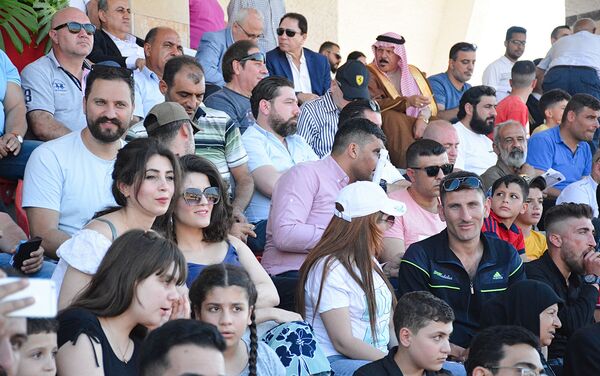 صور للمتفرجين من مسابقة الخيول العربية الأصيلة في سوريا في اللاذقية - سبوتنيك عربي