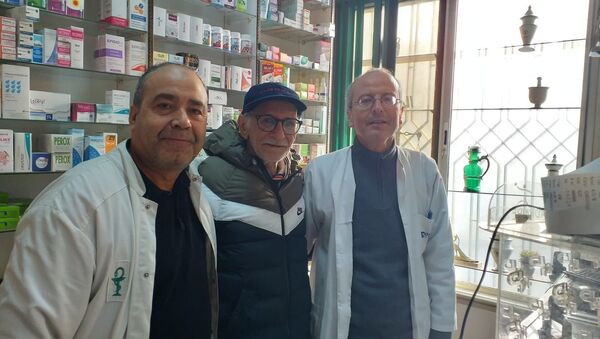 العربي لذيب الملقب بطبيب الفقراء في تونس بعد 40 عاما من القيام بعمله مقابل أجر رمزي - سبوتنيك عربي