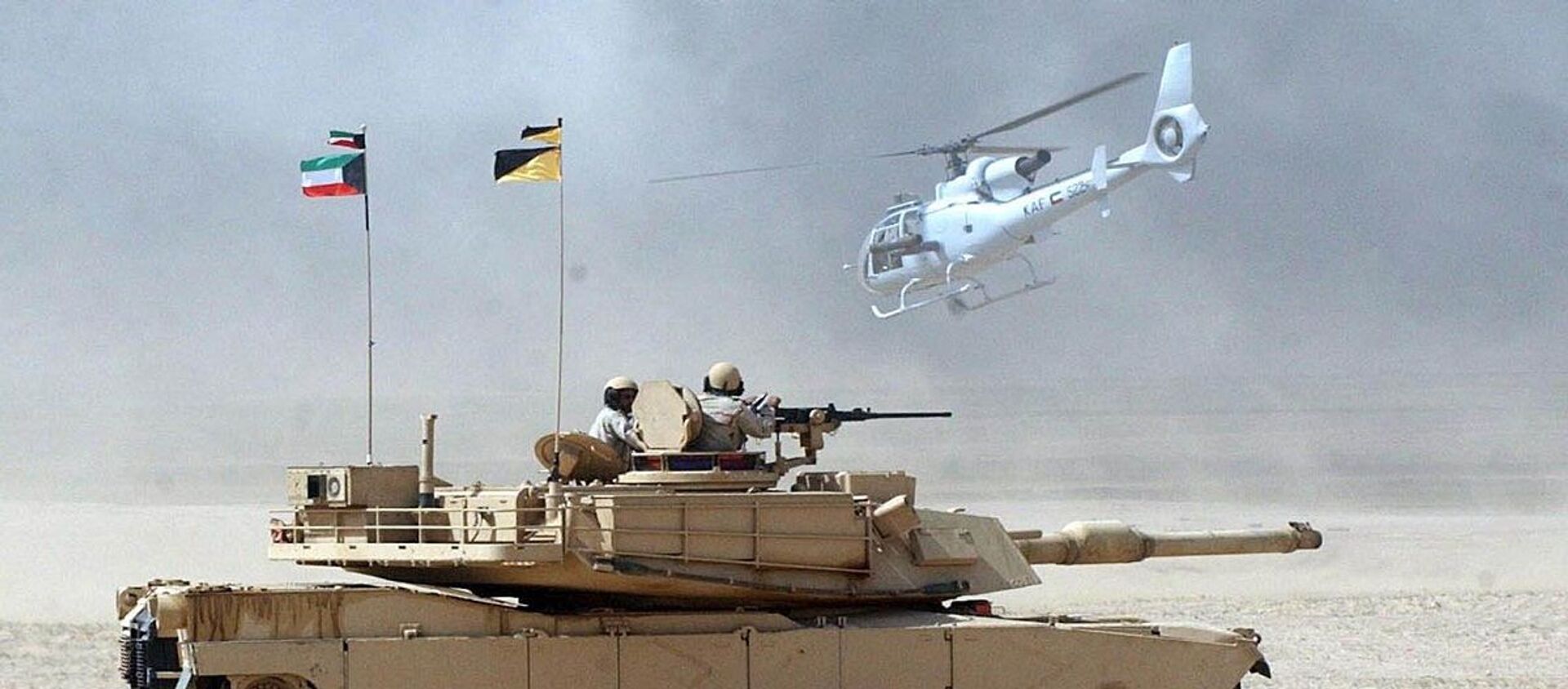 مروحية عسكرية تحلق فوق إحدى الدبابات التابعة للجيش الكويتي خلال مناورة عسكرية - سبوتنيك عربي, 1920, 06.06.2021