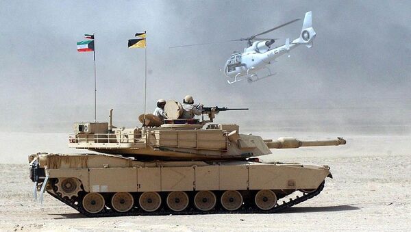 مروحية عسكرية تحلق فوق إحدى الدبابات التابعة للجيش الكويتي خلال مناورة عسكرية - سبوتنيك عربي