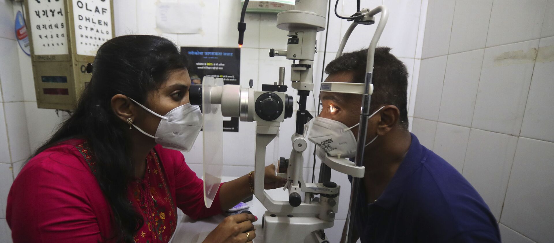 طبيبة هندية تفحص رجلاً بحثًا عن أعراض الفطر الأسود - مستشفى حكومي في مومباي- الهند - سبوتنيك عربي, 1920, 07.06.2021