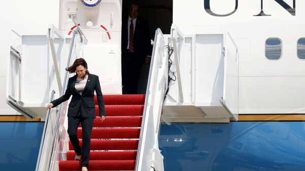 طائرة نائبة الرئيس الأمريكي كامالا هاريس ترغم على العودة بسبب عطل تقني 7 يونيو 2021 - سبوتنيك عربي