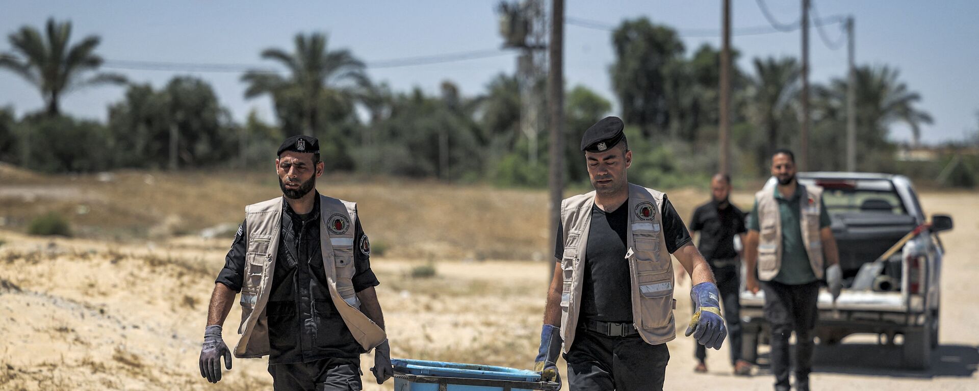 خبراء المتفجرات من حماس يقومون بإزالة قنابل وصواريخ قوات الطيران الحربي التي لم تنفجر في خان يونس، بعد تبادل إطلاق النار بين قطاع غزة وإسرائيل في مايو الماضي، 5 يونيو 2021 - سبوتنيك عربي, 1920, 12.12.2021