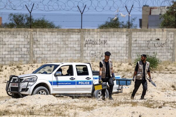 خبراء المتفجرات من حماس يقومون بإزالة قنابل وصواريخ قوات الطيران الحربي التي لم تنفجر في خان يونس، بعد تبادل إطلاق النار بين قطاع غزة وإسرائيل في مايو الماضي، 5 يونيو 2021 - سبوتنيك عربي