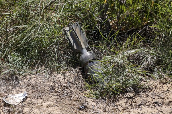 خبراء المتفجرات من حماس يقومون بإزالة قنابل وصواريخ قوات الطيران الحربي التي لم تنفجر في خان يونس، بعد تبادل إطلاق النار بين قطاع غزة وإسرائيل في مايو الماضي، 5 يونيو 2021 - سبوتنيك عربي