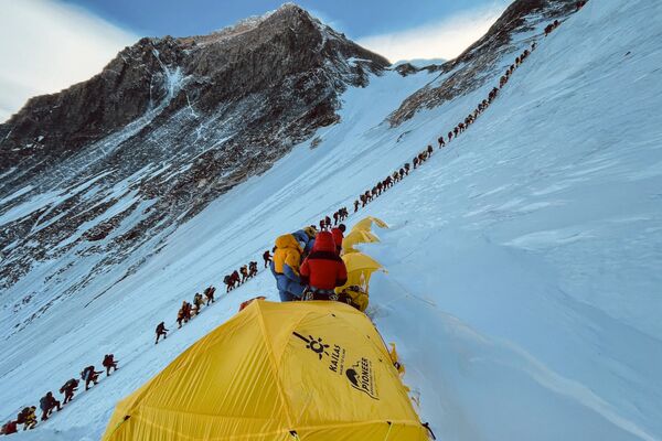 سلسلة من متسلقي الجبال على جبل إفرست، نيبال 31 مايو 2021 - سبوتنيك عربي