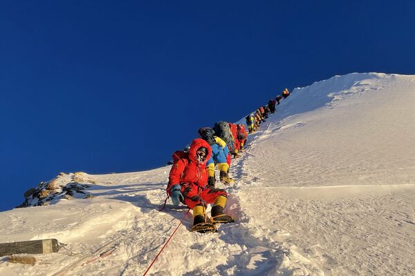 متسلقو الجبال أثناء الصعود على قمة جبل إفرست في نيبال، 12 مايو 2021 - سبوتنيك عربي