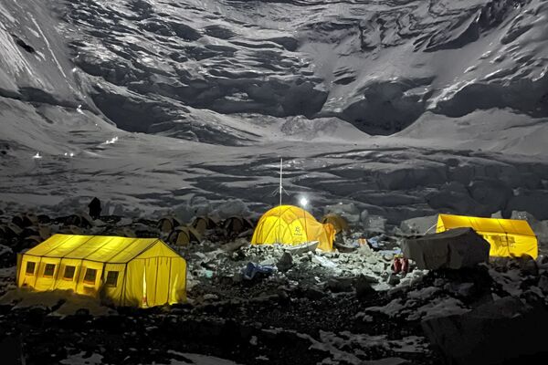 صورة للمخيم الثاني من متسلقي الجبال أثناء التخييم ليلاً على جبل إفرست في نيبال، 17 مايو 2021 - سبوتنيك عربي