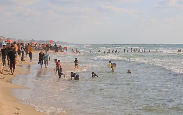 الغزاويون في الشواطئ بعد الحرب - سبوتنيك عربي