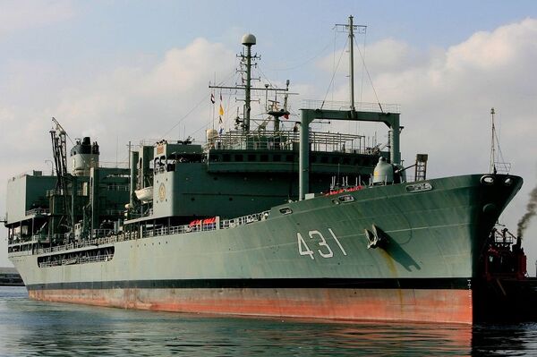 سفينة دعم تابعة للأسطول الحربي الإيراني أثناء مشاركتها في مهمة عسكرية - سبوتنيك عربي