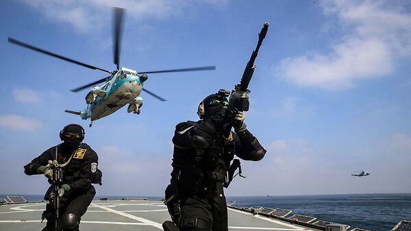 جنود تابعين لقوات الحرس الثوري الإيراني على متن سفينة حربية - سبوتنيك عربي