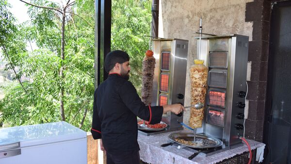 لبناني يواجه الأزمة الاقتصادية بتحويل منزله إلى مطعم - سبوتنيك عربي