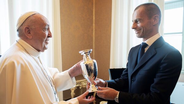 البابا فرانسيس يلتقي رئيس الاتحاد الأوروبي لكرة القدم ألكسندر تشيفرين في اليوم السابق لبدء كأس الأمم الأوروبية 2020، في الفاتيكان، 10 يونيو/ حزيران 2021 - سبوتنيك عربي