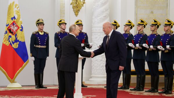 تقديم جوائز الدولة والميداليات الذهبية بطل العمل في روسيا الاتحادية من قبل الرئيس الروسي فلاديمير بوتين في الكرملين - سبوتنيك عربي
