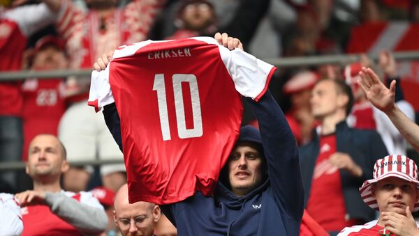 أحد مشجعي منتخب الدنمارك يرفع قميص اللاعب كريستيان إريكسن - سبوتنيك عربي