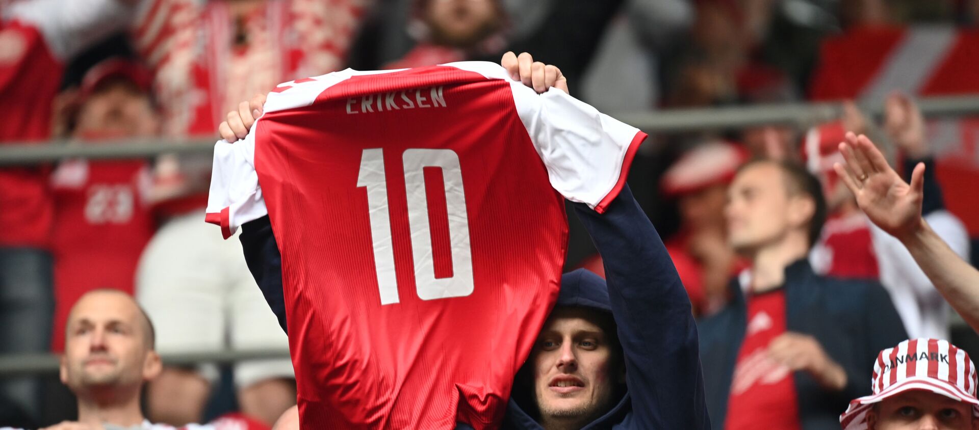 أحد مشجعي منتخب الدنمارك يرفع قميص اللاعب كريستيان إريكسن - سبوتنيك عربي, 1920, 12.06.2021