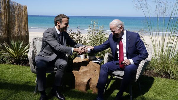 الرئيسان الأمريكي جو بايدين والفرنسي إيمانويل ماكرون على هامش قمة مجموعة السبع - سبوتنيك عربي