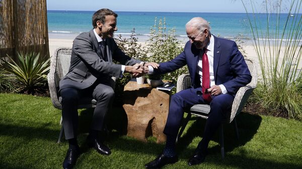 الرئيسان الأمريكي جو بايدين والفرنسي إيمانويل ماكرون على هامش قمة مجموعة السبع - سبوتنيك عربي