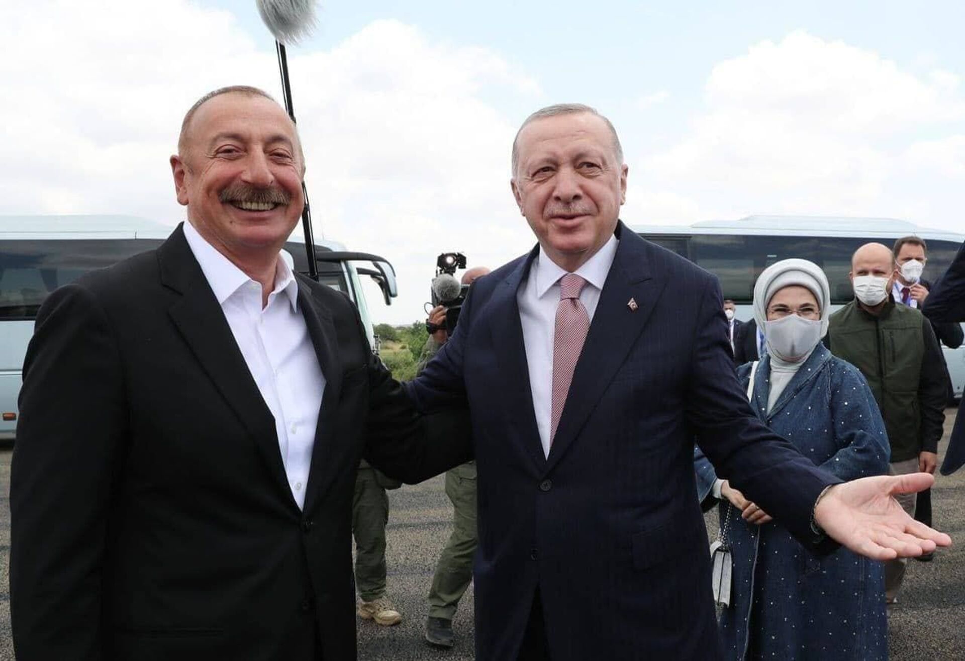 رئيس أذربيجان يستقبل الرئيس التركي وعقيلته في مدينة شوشا (فيديو) - سبوتنيك عربي, 1920, 15.06.2021