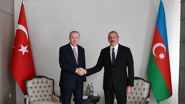 الرئيس التركي رجب طيب أردوغان والرئيس الأذربيجاني إلهام علييف خلال لقاء في باكو - سبوتنيك عربي