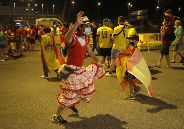 مشجعو إسبانيا خارج ملعب لا كارتوخا بعد المباراة، إشبيلية، إسبانيا 14 يونيو 2021  - سبوتنيك عربي
