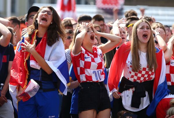 مشجعو منتخب كرواتيا يشاهدون مباراة المجموعة الرابعة في يورو 2020، إنجلترا ضد كرواتيا - زغرب، كرواتيا - 13 يونيو 2021  - سبوتنيك عربي