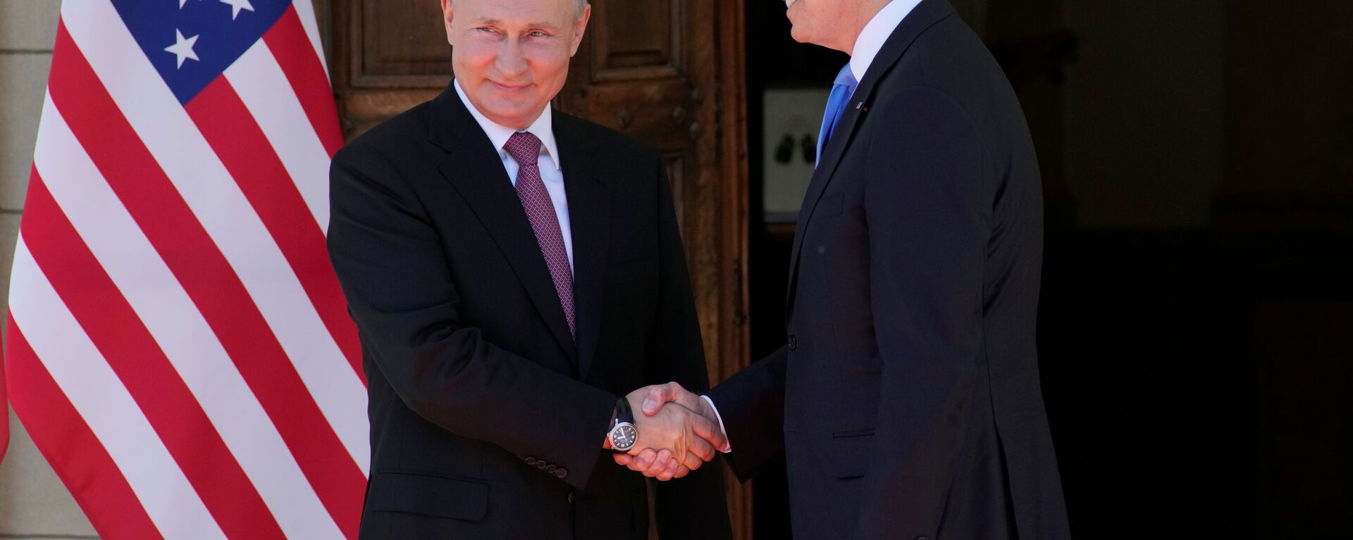 صورة جماعية - الرئيس الروسي  فلاديمير بوتين والرئيس الأمريكي جو بايدن يتصافحان أمام فيلا لا غرانج في جنيف، سويسرا 16 يونيو 2021 - سبوتنيك عربي, 1920, 16.06.2021