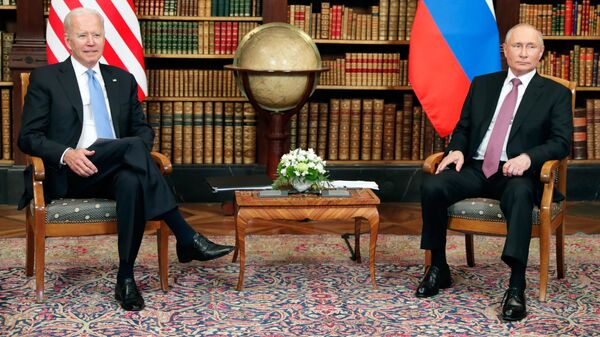 صورة جماعية - الرئيس الروسي  فلاديمير بوتين والرئيس الأمريكي جو بايدن في  فيلا لا غرانج في جنيف، سويسرا 16 يونيو 2021 - سبوتنيك عربي