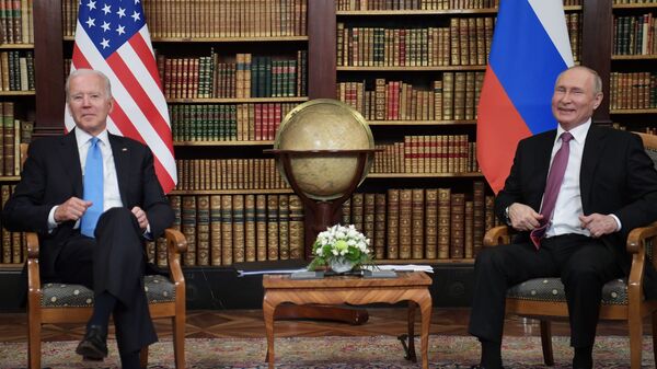 صورة جماعية - الرئيس الروسي  فلاديمير بوتين والرئيس الأمريكي جو بايدن يضحكان في  فيلا لا غرانج في جنيف، سويسرا 16 يونيو 2021 - سبوتنيك عربي