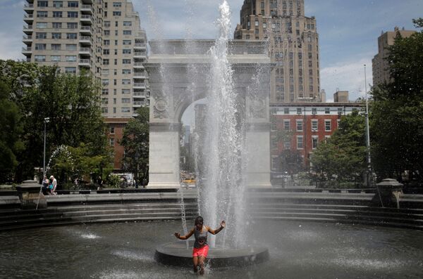 فتاة صغيرة تدخل في نافورة واشنطن سكوير في حديقة واشنطن سكوير، أثناء الطقس الحار في حي مانهاتن في مدينة نيويورك، ولاية نيويورك، الولايات المتحدة، 8 يونيو 2021 - سبوتنيك عربي