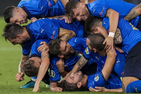 لاعبو المنتخب الإيطالي يحتفلون بهدفهم الثاني خلال مباراة المجموعة الأولى في بطولة أمم أوروبا 2020 لكرة القدم، بين إيطاليا وسويسرا على الملعب أولمبكو في روما بإيطاليا، 16 يونيو 2021 - سبوتنيك عربي
