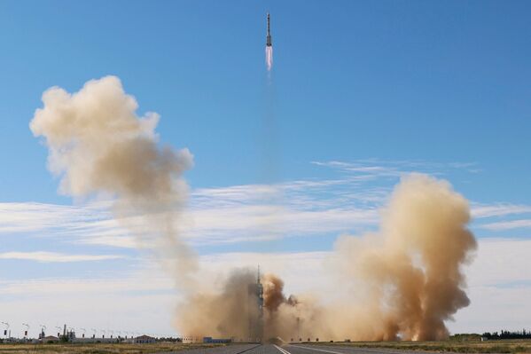 ينطلق صاروخ لونغ مارتش-2 اف  واي 12، الذي يحمل مركبة الفضاء شينجو-12 وثلاثة رواد فضاء، من مركز جيوكوان لإطلاق الأقمار الصناعية لأول مهمة مأهولة في الصين لبناء محطتها الفضائية ، بالقرب من جيوكوان، مقاطعة غانسو، الصين  17 يونيو 2021 - سبوتنيك عربي