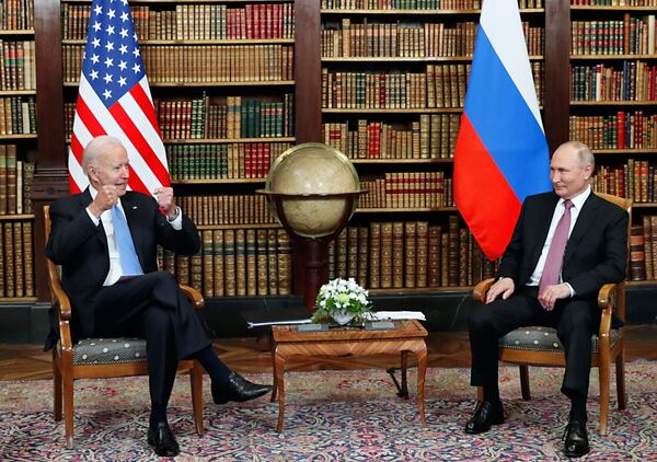 16 يونيو/ حزيران 2021 - صورة تجمع الرئيس الروسي  فلاديمير بوتين والرئيس الأمريكي جو بايدن في  فيلا لا غرانج في جنيف السويسرية. - سبوتنيك عربي