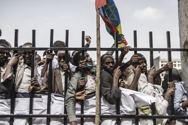 أنصار رئيس الوزراء الإثيوبي آبي أحمد يصطفون لدخول الملعب في جيما، 16 يونيو 2021 حيث سيجري رئيس الوزراء مسيرة انتخابية خلال حملته الانتخابية قبل التصويت، 21 يونيو 2021 - سبوتنيك عربي