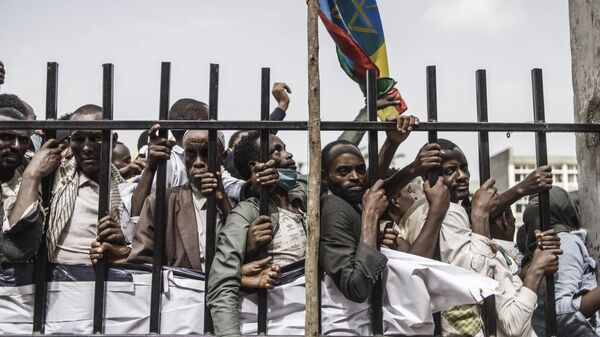 أنصار رئيس الوزراء الإثيوبي آبي أحمد يصطفون لدخول الملعب في جيما، 16 يونيو 2021 حيث سيجري رئيس الوزراء مسيرة انتخابية خلال حملته الانتخابية قبل التصويت، 21 يونيو 2021 - سبوتنيك عربي