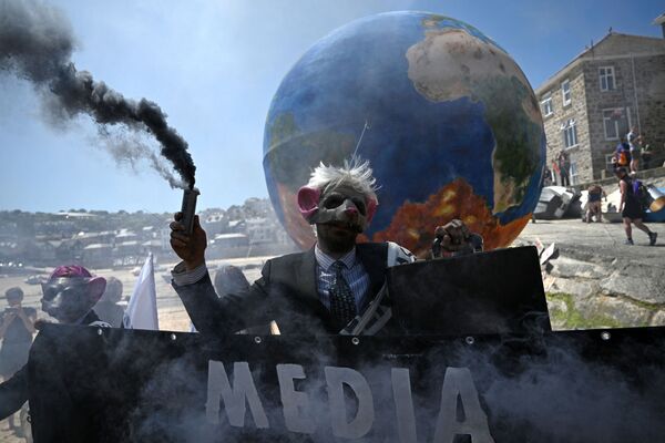 قدم نشطاء البيئة من حركة تمرد الانقراض عرضًا أثناء احتجاجهم في شوارع سانت إيفز، كورنوال خلال قمة محموعة السبع، في 13 يونيو 2021 - سبوتنيك عربي