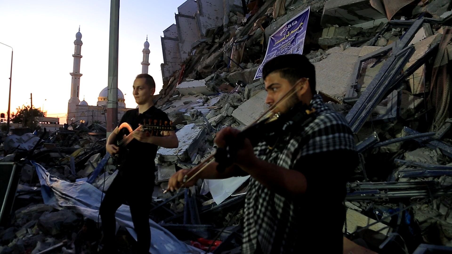 موسيقى وشعر وغناء بين أنقاض الأبنية المدمرة في قطاع غزة - سبوتنيك عربي, 1920, 18.06.2021