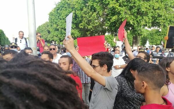 مسيرة في شارع الحبيب بورقيبة بتونس للتنديد بقمع الشرطة للاحتجاجات الأخيرة، 18 يونيو/ حزيران 2021 - سبوتنيك عربي