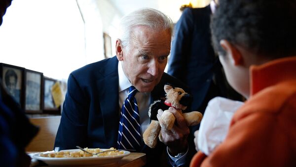 الرئيس الأمريكي، جو بايدن، يمنح طفلا لعبة محشوة على شكل كلبه تشامب - سبوتنيك عربي
