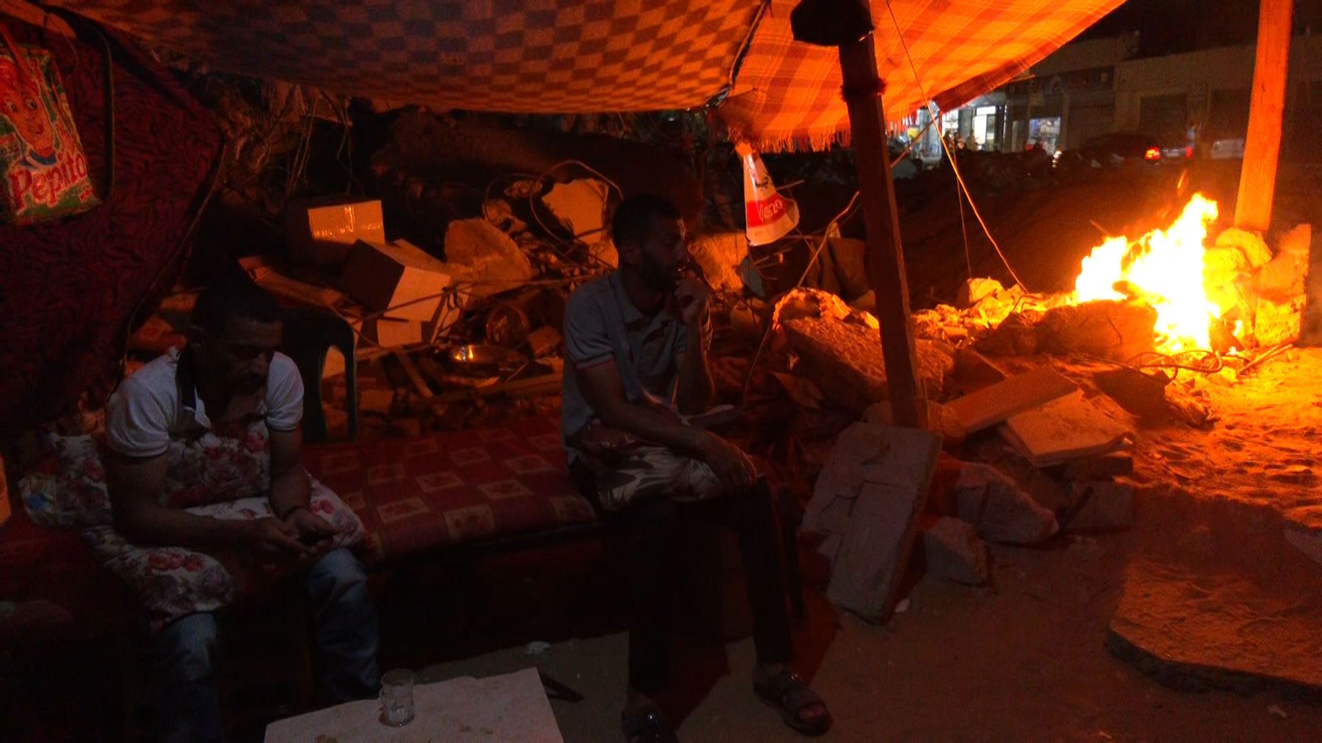 خيمة تأوي عائلة فلسطينية بين ركام منزلها المدمر في قطاع غزة - سبوتنيك عربي, 1920, 21.06.2021