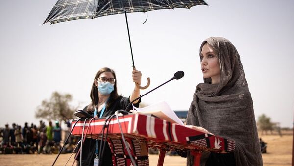 الممثلة الأمريكية أنجلينا جولي، المبعوثة الخاصة للمفوضية السامية للأمم المتحدة لشؤون اللاجئين، تدلي ببيان في مخيم غوديبو ببوركينا فاسو، 20 يونيو/ حزيران 2021 - سبوتنيك عربي