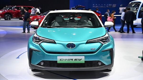 سيارة كهربائية داخل معرض سيارات في الصين - سبوتنيك عربي