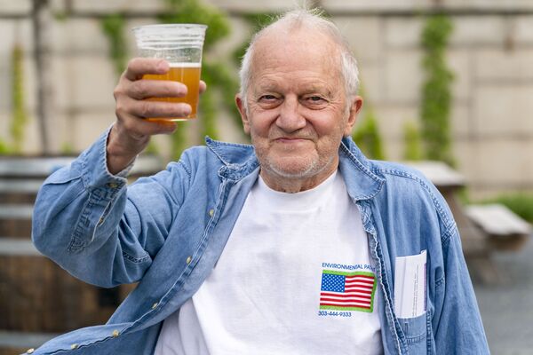 في هذه الصورة بتاريخ 6 مايو 2021، جورج ريبلي، 72 عامًا، من واشنطن، يحمل بيرة مجانية بعد تلقيه لقاح جي أند جي ضد مرض كوفيد- 19، في ذا ريتش في مركز كينيدي في واشنطن. البيرة المجانية هي أحدث حافز يدعمه البيت الأبيض للأمريكيين لتطعيمهم ضد كوفيد- 19. - سبوتنيك عربي